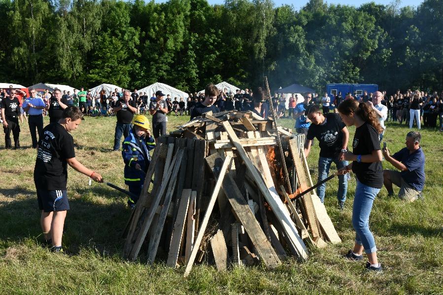 die Bundestagsabgeordnete Um 18:58 Uhr legten Helfer von Dagmar Schmidt und Jugendfeuerwehr, THW-Jugend, Landtagsabgeordneter Hans- Malteser