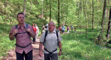 Nach der Besichtigung ging es weiter durch einen herrlichen Wald, über Wiesen und Felder nach Röhrsdorf. Dort lockte uns die sanierte St. Bartholomäuskirche schon von fern.