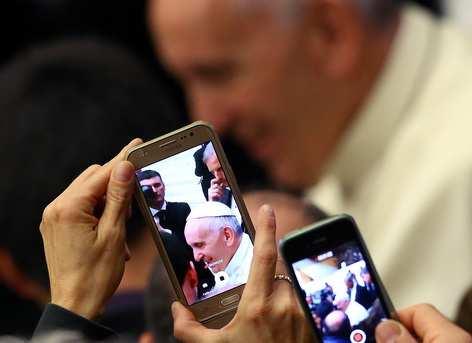 Papst Franziskus wünscht sich, dass Katholiken immer eine Taschenausgabe des Evangeliums bei sich haben und der Bibel so viel Aufmerksamkeit schenken wie ihrem Handy.