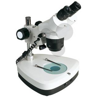 Halogen-Weitfeld- Stereomikroskop BA956 TECHNISCHE DATEN * Arbeitsabstand: 85 mm * Stativ/Einblick: Ganzmetall, 45 Schrägeinblick mit regelbarem Augen-Abstand * Kopf 360 drehbar * Scharfstellen: