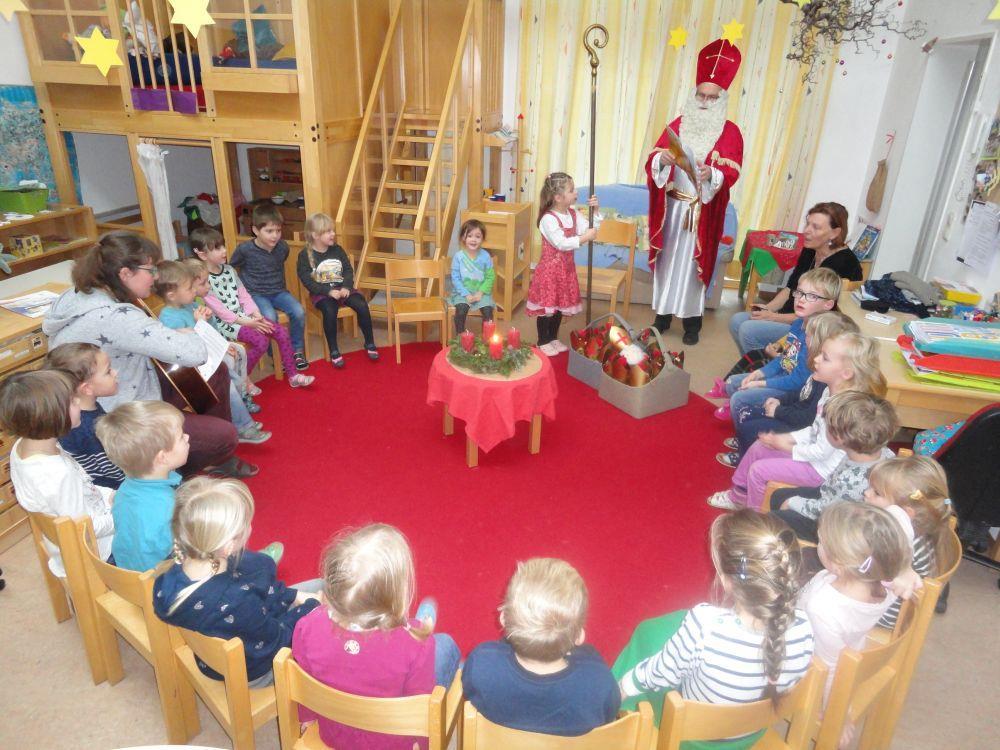 Du wohnst in der Stadt Myra! Heiliger Nikolaus besucht Kinderhaus St. Florian Kinderhaus St. Florian Der Namenstag des Heiligen Nikolaus wird in unserem Kinderhaus auf ganz besondere Weise begangen.
