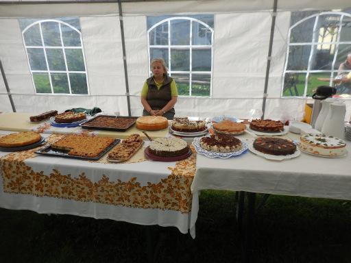 schließlich an nichts fehlen. Eine gute Tradition ist unser Kuchenbuffet. Petra hat im Vorab mit allen 15 Frauen gesprochen, die einen Kuchen gebacken haben, damit eine vielfältige Auswahl besteht.