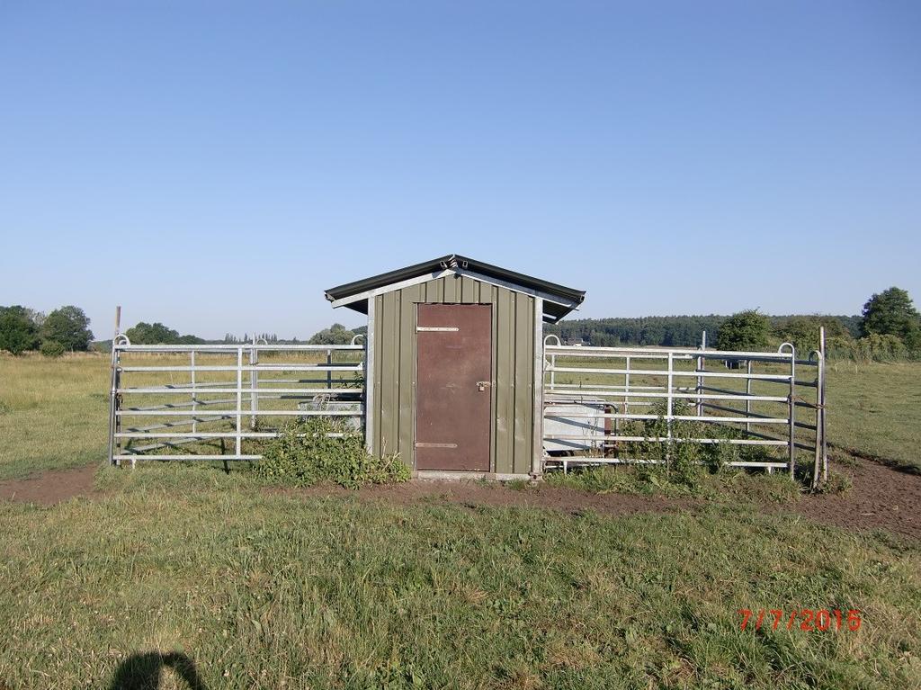 Auf der Weide wurde in der Nähe der Weidepumpe für die Trinkwasserversorgung ein Kraftfutterautomat installiert. Dieser besteht aus acht Einzelfutterboxen, welche nur für die Kälber zugänglich sind.