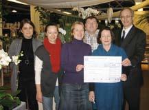 Club-Nachrichten, Region 4 21 Das Foto zeigt von links Razia Riswi (Pakistan), Natalija Grohalska (Lettland) und Dr. Iris Bähren, amtierende Präsidentin des LC Lübeck Liubice.