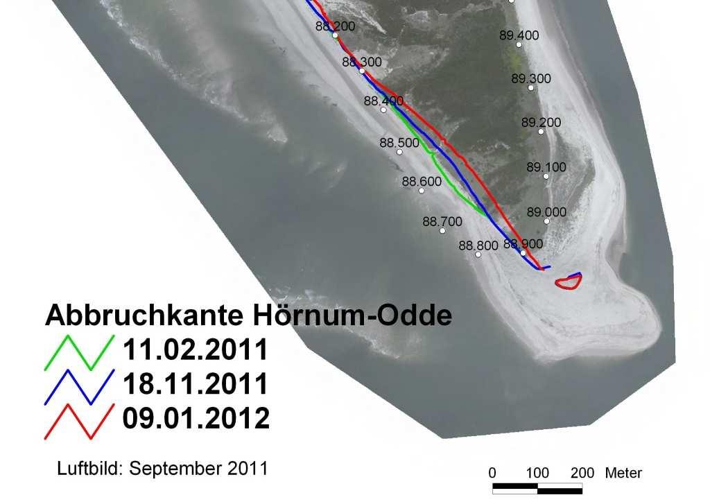 850) betrug der Rückgang der oberen Dünenabbruchkante im Zeitraum 18.11.2011-09.01.2012 bis zu 9 Meter. Im mittleren Bereich der Hörnum-Odde (KM 87,950 bis KM 88,200) liegen die Abbrüche zwischen 18.