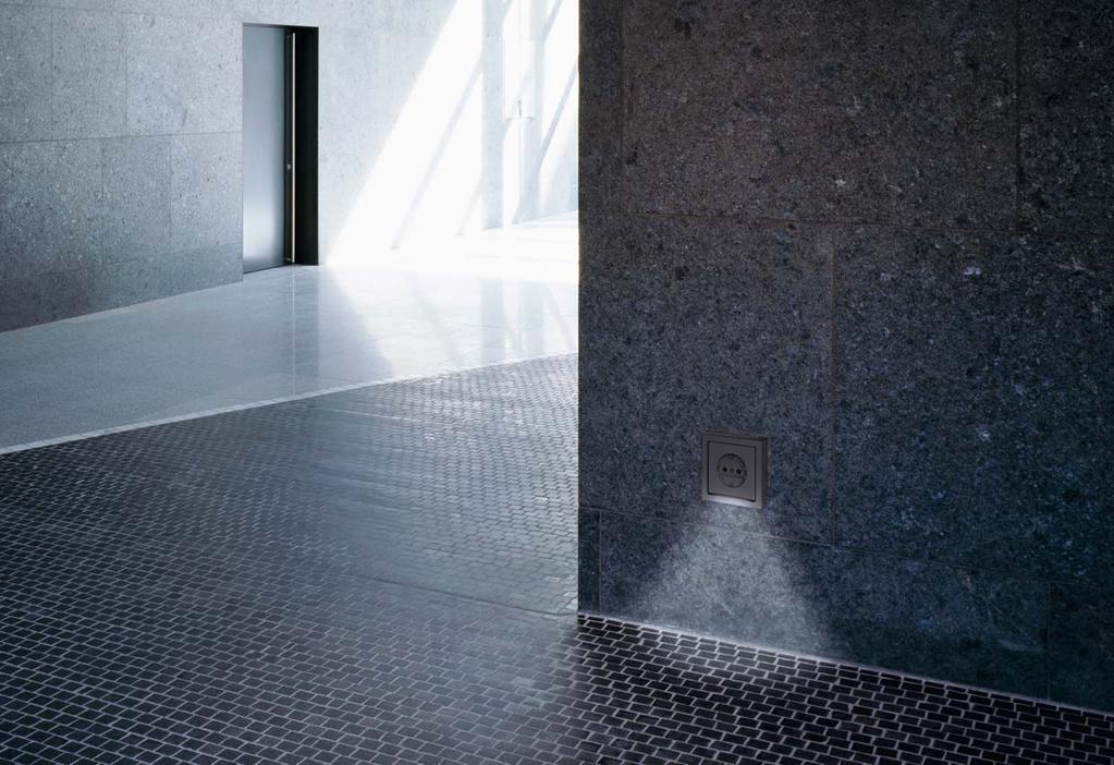 Auf dem sicheren Weg. Diese SCHUKO Steckdose weist den Weg: steplight sorgt mit Licht am Boden für eine sichere Orientierung im Raum.