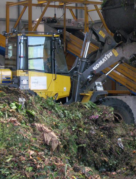 Bioabfall 140 Die Bioabfälle werden in Kompostierungs- und 120 Vergärungsanlagen zu ca. 100 350.000 t/a Kompost verarbeitet und zur stofflichen Verwertung in Böden eingesetzt.