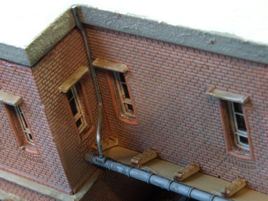 Die Auhagenfallrohre passen für den großen Dachüberstand leider nicht.