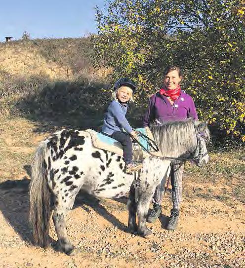 Auf dem Rücken der Pferde Neues Reittherapie Angebot inwaiblingen Jetzt einfach online wechseln Rieck Steffi Armbruster mit ihrer dreijährigen Tochter Josie, die mit den Pferden aufwächst.