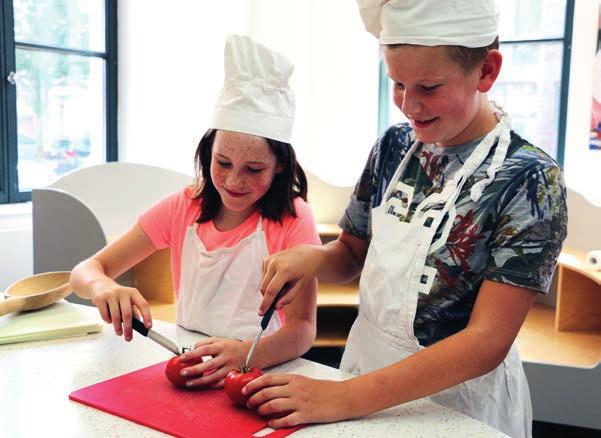 MEISTERKOCH Kinder erobern die Küche! Schürze an und Kochmütze auf - jetzt wird geschnipselt, gekocht und gebacken. Den Meisterkoch-Geburtstag gibt es in den Varianten Pizza, Nudeln und Pommes.