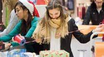 NACHLESE Einsatz für die Einpackengel In den City Arkaden erwirtschaftete die Weihnachtspackstation über 4.500 Euro.