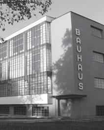 1919 vom Architekten Walter Gropius in Weimar gegründet, 1925 nach Dessau umgezogen und 1933 in Berlin unter dem Druck der Nationalsozialisten geschlossen, bestand das Bauhaus lediglich 14 Jahre,