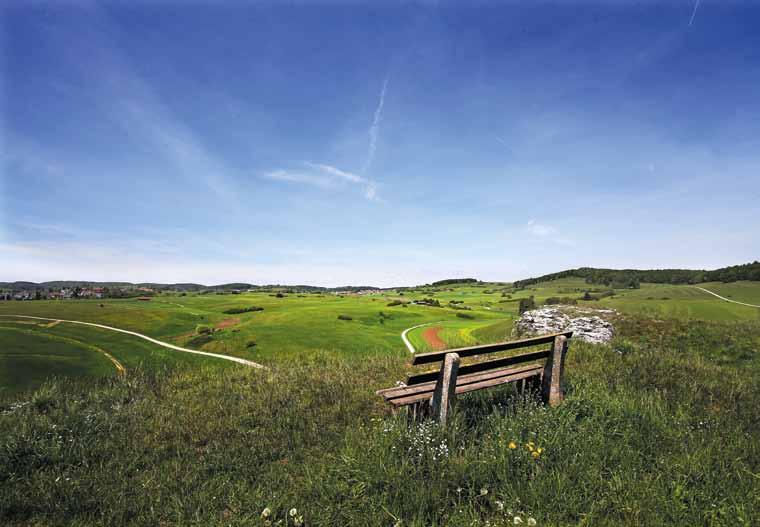 Juni Undingen Golfplatz Uralt trifft modern - die Aussicht vom Bänkle am Naturdenkmal Kalkstein bei Undingen vereint