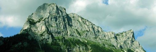 3 Pfaffenstein Westliches Hochschwabgebiet Der Pfaffenstein fällt durch seine markante Gestalt auf. Seine Form erinnert von Eisenerz aus gesehen an einen liegenden Menschen.