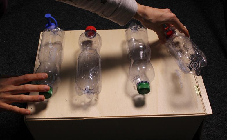 7. Flaschen ankleben Klebe die vier PET-Flaschen mit einem starken Leim von unten an den Boden der Arche.