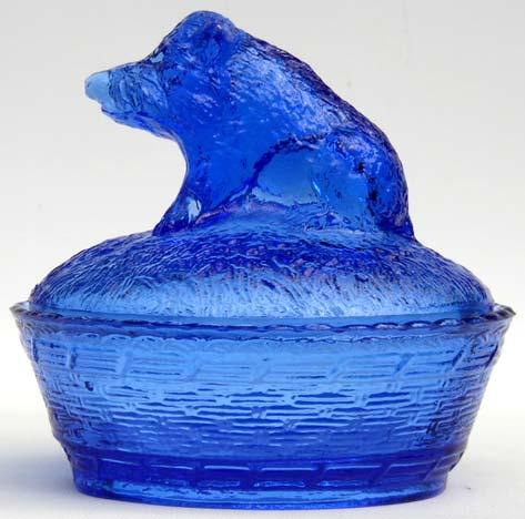 2007-3/234 Deckeldose mit Wildschwein kobalt-blaues Pressglas, H insg. 12,5 cm, B 10,5 cm, L 13 cm unter dem Boden Pseudo-Marke XXX Glasmuseum Passau, ehemals Sammlung SG PG-1070 s.