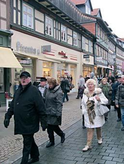 -ad Senioren zog es zum Brocken Die Ziele unserer traditionellen Adventsausfahrt waren 2014 die Stadt Wernigerode und der Hexentanzplatz in Thale. Gutgelaunt ging es am 5.