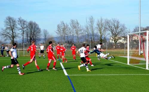Spielberichte 3 : 3 Unentschieden in Staufen Die Mannschaften von Staufen und Bad Krozingen gehen beherzt zur Sache. Beide Teams spielen voll auf Angriff.