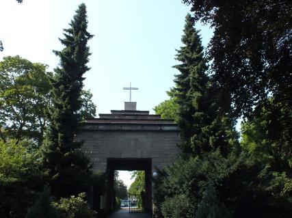 000 Offiziere und Soldaten der Roten Armee. Diese starben bei den Endkämpfen um Berlin 1945. Im Anschluss erfolgt ein gemeinsames Mittagessen und der Besuch des Friedhofes Lilienthalstraße.