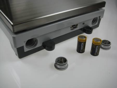 4 Batteriebetrieb, Modelle FKB Zum Einlegen der Batterien (6 x 1,5 V) Batteriefachdeckel entfernen. Diesen mit einer Münze lösen.