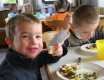 38 Mittagessen der Kindergartenkinder im Gemeinderaum Seit August 2011 gibt es im Kindergarten Brünninghausen für unsere Kindergartenkinder ein warmes Mittagessen.