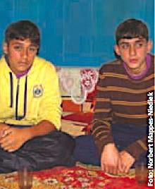 Das kleine kurze Glück und die Rückkehr 1993 waren die Eltern von Sedat & Nazmir vor dem Krieg nach Deutschland geflohen. Dort kamen die Brüder zur Welt, wuchsen auf, gingen in die Schule.