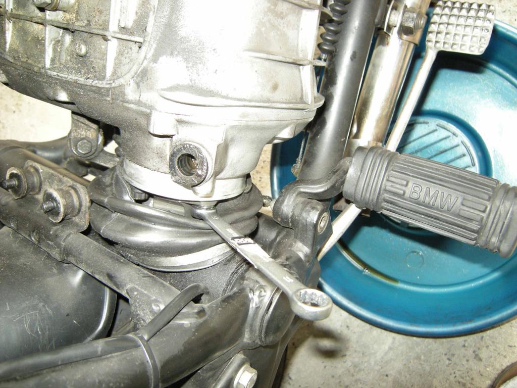 Bild 14 So und nicht anders löst man die Schrauben am Getriebeausgangsflansch. Diese haben Qualität 12.9 und können laut BMW auch wiederverwendet werden.