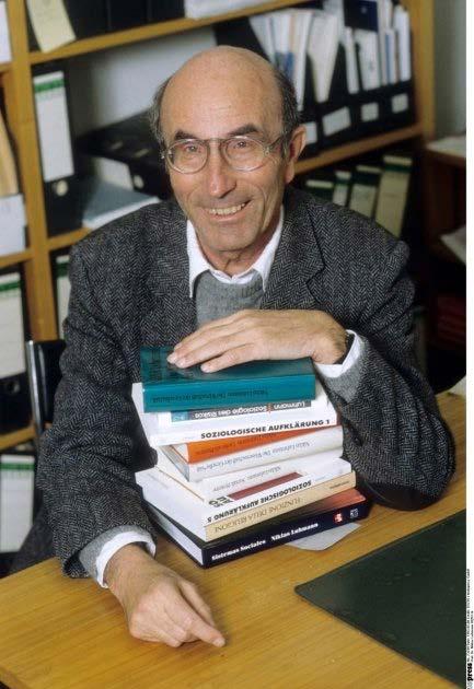 Niklas Luhmann (1927-1989) Variante 2: Systemische Distanz Wissenschaft und Praxis sind funktional zwei unterschiedliche Systeme, sie sind