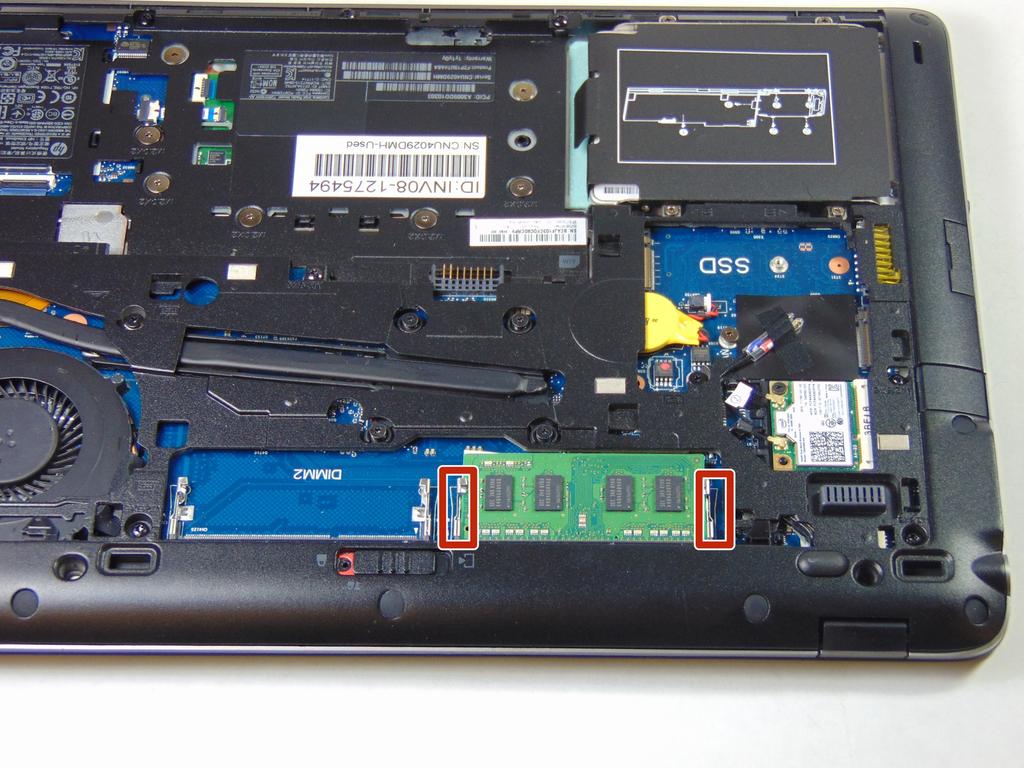 HP Elitebook 840 G1 Kühlkörper und Lüfter austauschen Schritt 5 RAM Finde das RAM und die Zuglaschen, welche du im