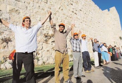 Die israelische Demokratie enthält viele Werkzeuge, welche es erlauben, sich im politischen Feld frei auszudrücken. Hier das Bild einer Menschenkette, zu der sich am 25.