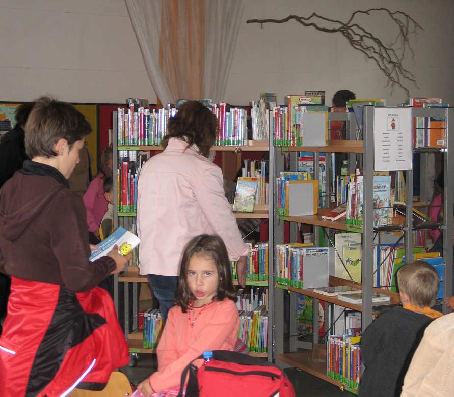 Bsp.: Grundschule Mittelberg Die Schulbücherei ist multifunktionaler und multimedialer Treffpunkt für Mediennutzung und deren Vermittlung: Vorlesestunden mit Lesepaten, Autorenlesungen, Workshops,