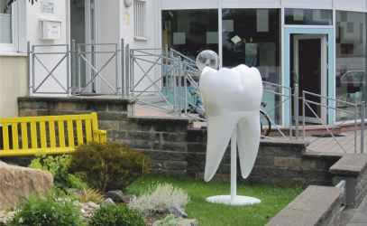 Our new, oversized tooth sculptures are an eye catcher for your practice, for