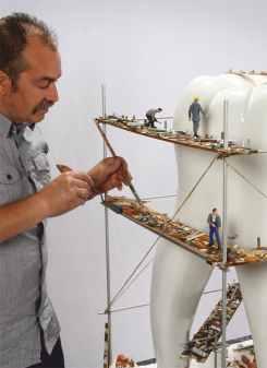 Da kommen die 3D-Objekte unserer Künstler gerade recht - Einer von ihnen ist Dietmar Hellmann (Foto), der in aufwändiger Handarbeit faszinierende Miniaturszenen herstellt, die Fragilität und Akribie