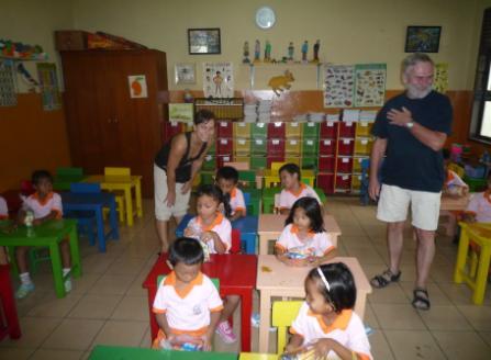 So zeigte sie uns einen Kindergarten, welcher von ihr betreut wird, auch dort wurden kleine Geschenke verteilt.