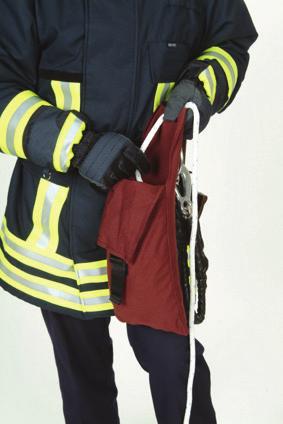 16.4 Einlegen der Feuerwehrleine in den Feuerwehrleinenbeutel Die Feuerwehrleine ist so in den Feuerwehrleinenbeutel einzulegen, dass sie im Einsatzfall frei ablaufen kann.