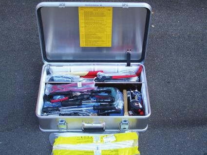 8.3 Feuerwehr-Werkzeugkasten Der Feuerwehr-Werkzeugkasten beinhaltet weitgehend genormte Werkzeuge, die den Einsatzerfordernissen der Feuerwehr entsprechen.