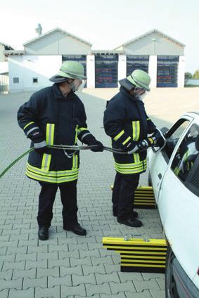 Zwischen der motorgetriebenen Hydraulikpumpe mit Elektroantrieb und dem Stromerzeuger wird eine Leitungsverbindung (Stromversorgung) aufgebaut und die Hydraulikpumpe an diese Leitung angeschlossen.