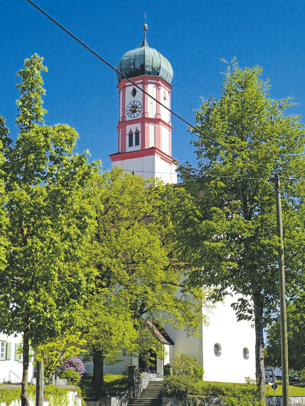 VI REGION AUGSBURG GOTTESDIENSTE 4./5. August 2018 / Nr. 31 Hinter vollen, grün prangenden Bäumen grüßt die Pfarrkirche St. Gallus in Langerringen. Der im Kern spätromanische Bau wurde im 14.