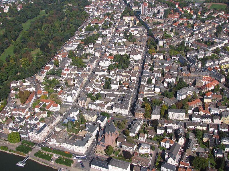 1. Kurzvorstellung des Quartiers Das Quartier Alt-Biebrich ca. 12.160 Einwohner Fläche ca. 100 ha 6.437 Haushalte 6.385 Wohnungen Neubauquote 0,4% 1.004 Gewerbebetriebe 4.