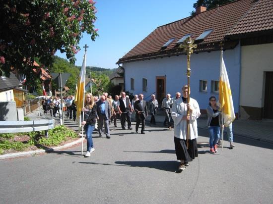 Jakobus-Kirche trug der Geistliche bei der Prozession das Allerheiligste durch die Straßen - den Unteranger, den Marktplatz - von Marktschorgast.