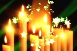Sind die Lichter angezündet Sind die Lichter angezündet, Freude zieht in jeden Raum. Weihnachtsfreude wird verkündet, Unter jedem Lichterbaum.