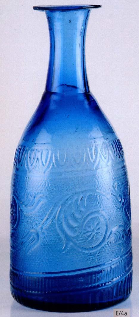 F/67a Plattflasche, farblos, H 13,0 cm, D 8,5 cm, leicht eingestochener Boden, in die Form geblasen, Wandung über ovalem Querschnitt, zwischen