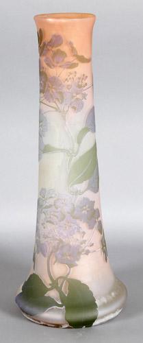 Katalog-Nr: 272 Katalog-Preis: 2500 Große Gallé-Vase, Hortensiendekor, Nancy, um 1900 hohe runde Spindelform, leicht ausgestellter Rand, Überfangglas, grün-violett über roséfarbenem
