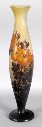 Katalog-Nr: 273 Katalog-Preis: 3800 Große Gallé-Vase, mit Rosendekor, Nancy, um 1900 hohe runde Spindelform mit Scheibenfuß, graugelbes Glas, opak, orangefarben changierend,