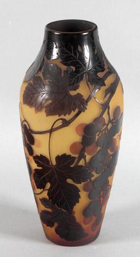 Katalog-Nr: 278 Katalog-Preis: 500 D Argental-Vase, signiert, Lothringen, 1919-25 gelbliches Glas, hellrot