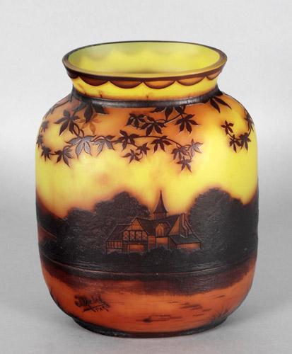 cm Katalog-Nr: 280 Katalog-Preis: 280 Vase, Wasserlandschaft mit Kirche, signiert "J.