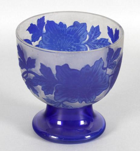 Katalog-Nr: 287 Katalog-Preis: 60 Eisglas Topfvase mit blauem Dekor, wohl Frankreich, um 1910 vermutlich ein Lampenfuß, farbloses Glas, blau überfangen, floraler umlaufender Dekor im flachen