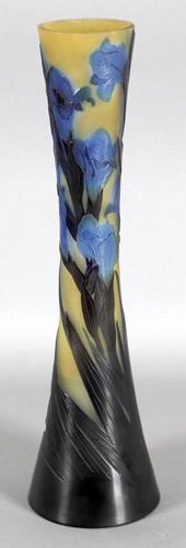 Katalog-Nr: 254 Katalog-Preis: 2000 Gallé-Vase, mit Liliendekor Nancy, um 1900 runde hohe Spindelform, gelbes Glas mit blauem und dunkelblauem Überfang, sorgfältig