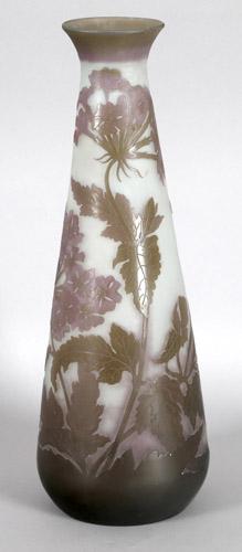Katalog-Preis: 1800 Gallé-Vase, mit Sternhortensiendekor, Nancy, um 1900 runde hohe leicht gebauchte Form, milchig graues Glas, leicht violett