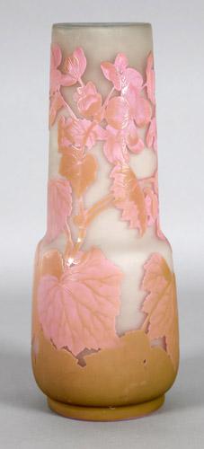 matten Grund, erhabene Reliefsignatur, H: 40,5 cm Katalog-Nr: 259 Katalog-Preis: 1500 Gallé-Vase mit Blütenranken, Nancy um 1900 runde Form,